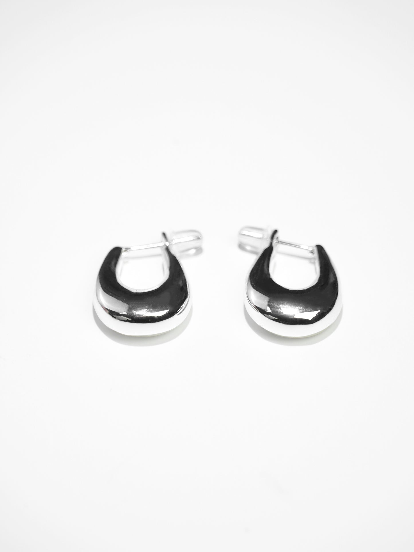 14K Gold Planted U-Shaped Chunky Hoop Huggie Earrings-09