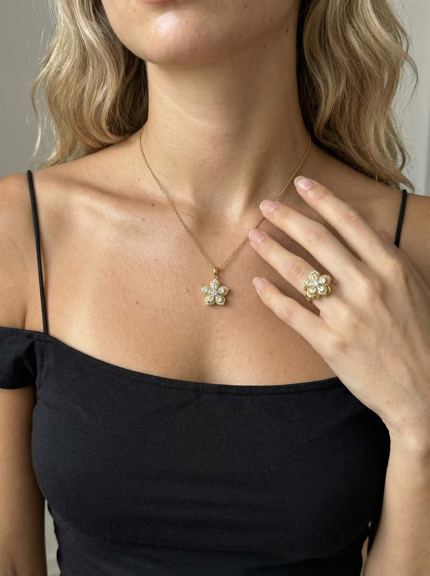 18K Gold Elegant Rotating Flower Zircon Necklace